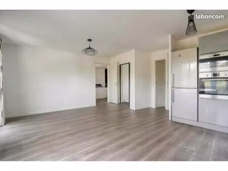 t2 lumineux avec balcon à argenteuil – disponible 1er avril