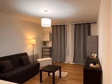 studio meublé 24 m² rénové – ascenseur – vue parc – parking + cave – nevers