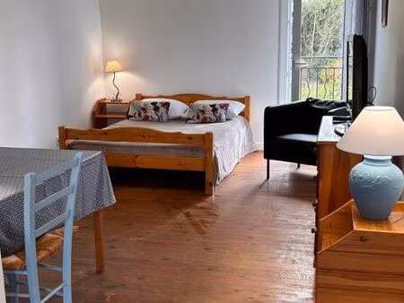 studio meublé et prêt à vivre  calme  au premier étage d'un mas situé à 2 km du centre de 