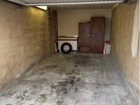 location parking box fermé 13007