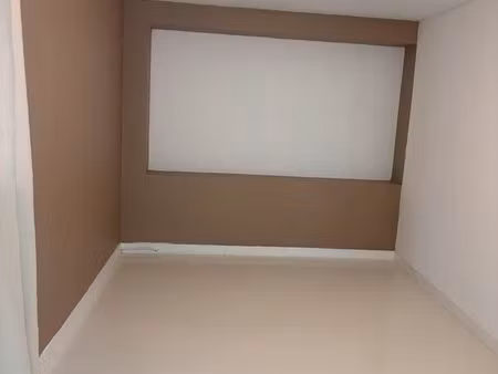 local commercial 25 m² – meyzieu centre – entrée indépendante & parking privé