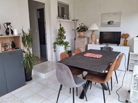 maison de plain -pied avec exterieur arbore