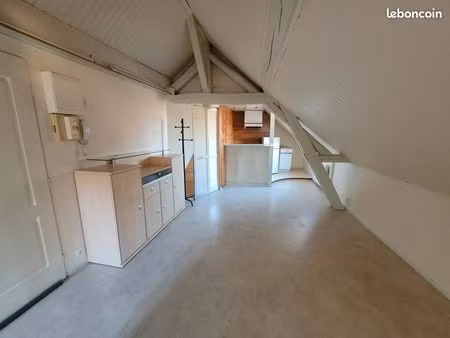 t2 dans le bouchon de champagne