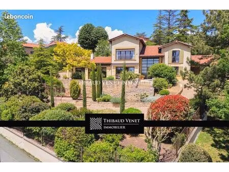 villa 6 pièces 272 m²