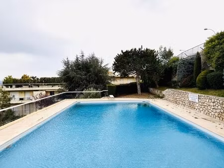 appartement 3 pièces d’exception avec doubles jardins-piscine-garage-cave