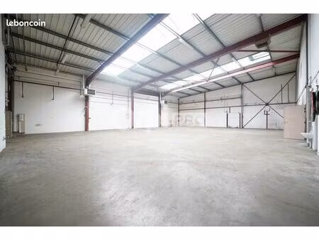local d'activité 880 m²