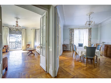 exclusivité haussmannien avant dernier étage plein centre du