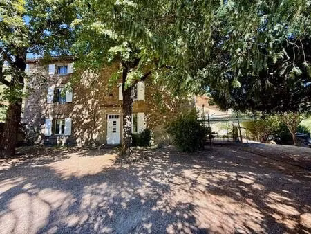 l'âme d'une bâtisse en pierres du xixe aux volumes singuliers