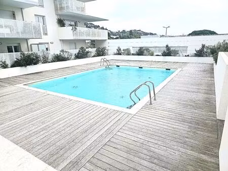 superbe 3 pièces moderne avec grande terrasse  piscine et parkings à 10 minutes de la mer