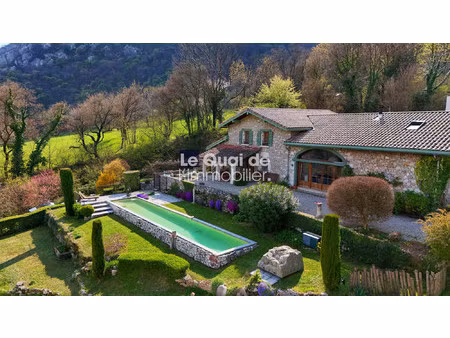 bâtisse de caractère du xviie : volumes imposants & vue domina