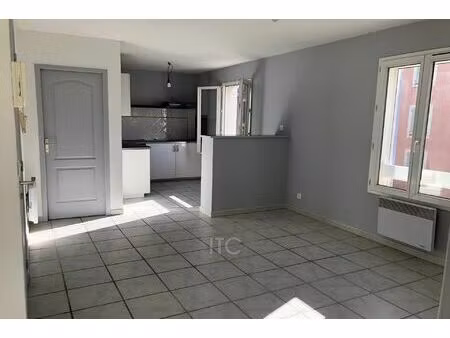 location appartement 2 pièces 41 m² à trets (13530)