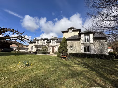 magnifique bâtisse des années 1900 idéalement située à deux