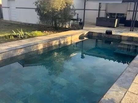 belle maison contemporaine dans quartier paisible.