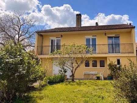 “centre village à pied – maison avec véranda et espace indépendant”