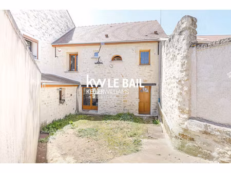 charmante maison en pierre avec un hangar à seraincourt