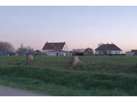 terrain constructible de 1 323 m2 à saint hilaire du harcoue