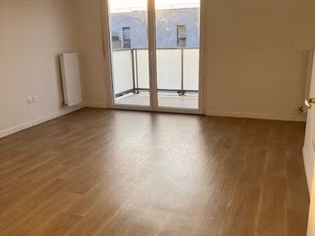 3 pièces récent à louer à nanterre