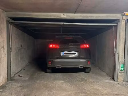 grand box fermé 16m2 dans résidence sécurisée- part dieu