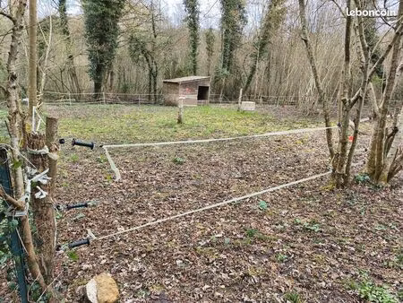 loue terrain clôturé avec boxe de 9m² pour chevaux accès direct sur gr1