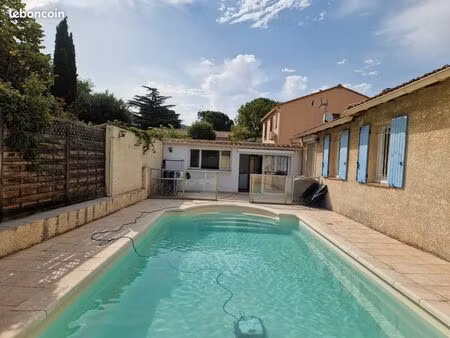 loue grande chambre meublée sdb privative chez l'habitant dans maison avec piscine à vitro