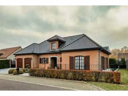 villa 4 chambres  terrasse et jardin à proximité du shape.