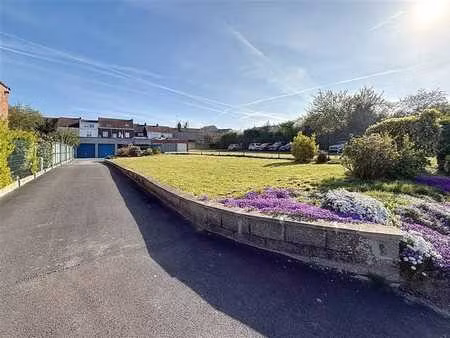 terrain à bâtir de 300 m² + 3 garages dont un double.