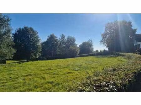 beau terrain à bâtir à ovifat