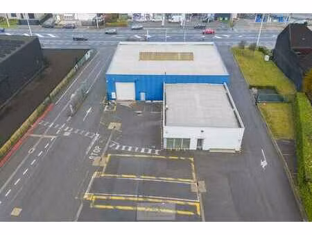 à louer – showroom / entrepôt avec grand espace extérieur...