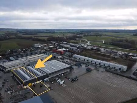 hall de stockage - atelier idéalement situé avec parking !