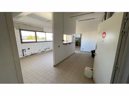 location locaux professionnels 65 m² à le lamentin (97232)  1 560 €