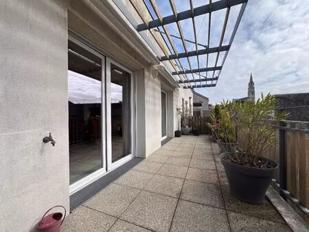 centre bourg  grand t3 de 90 m²  1er étage  terrasse  deux boxes  1 place extérieure