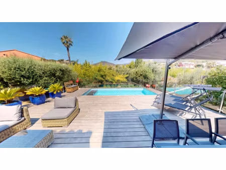 superbe propriété avec piscine et terrasses au lavandou