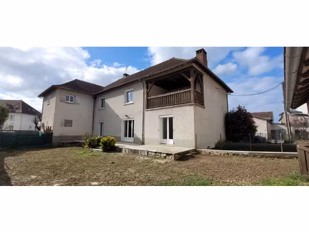 appartement t4 de plain pied avec jardin  garage  parking.