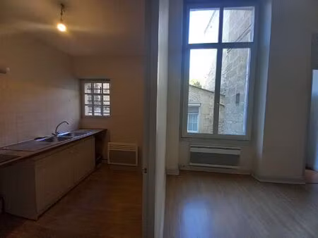 t2 d'environ 57 m² - centre historique de bordeaux