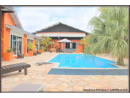 a vendre a kourou un magnifique complexe immobilier de 8 appartements (r+1) de 960 m² - un