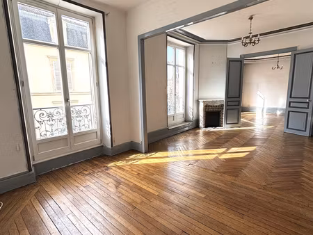 nancy centre / grand appartement avec balcon  mansardes et c