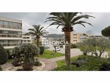 mandelieu quartier minelle très grand studio de 40 m2 avec parking extérieur