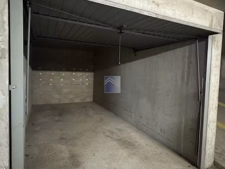 courbevoie - avenue de la république - box de 13m2