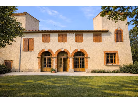 propriété de caractère avec arches et tours - 220 m² habitables + 350 m² de combles aménag