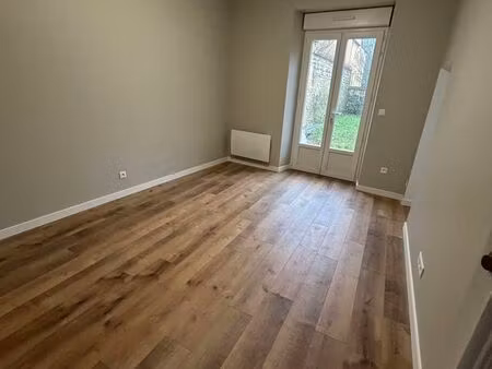 studio totalement rénové à neuf de 23m² avec cuisine séparée et jardin de 100m²  à 1min de