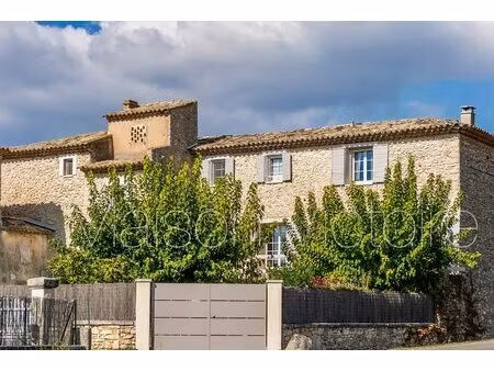 maison en pierre avec piscine à villars  village pittoresque.