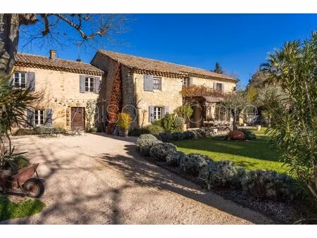 sublime mas provençal jouissant d'un terrain paysager clos.