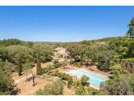 villa avec piscine et terrain dont une partie constructible.