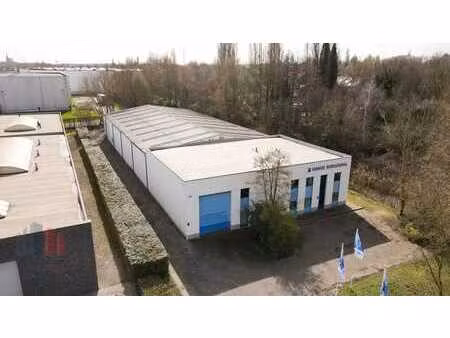 bâtiment industriel polyvalent de 1 500 m² sur un terrain...
