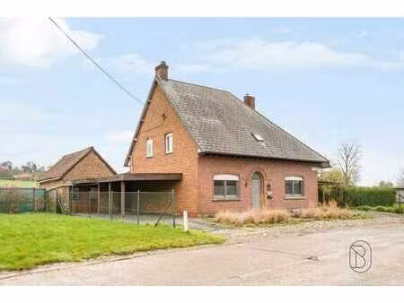 maison 4 façades avec grand jardin – énorme potentiel