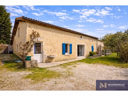 maison en pierre avec chambre et salle d'eau en rez-de-chaus