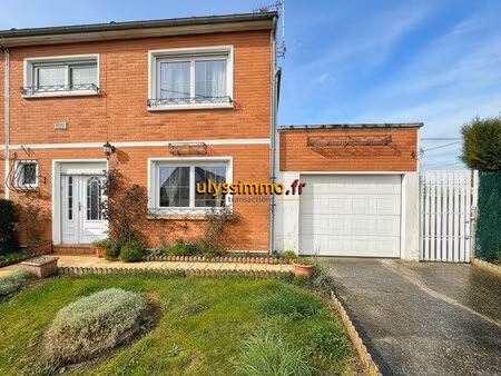 maison de trois chambres avec garage et jardin