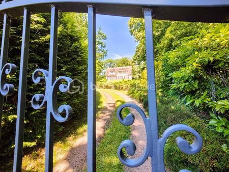 maison d'exception dans un parc boisé privé avec tennis