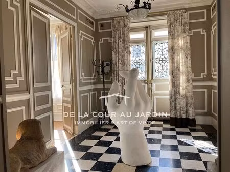 remarquable maison bourgeoise au centre d'un village paisible