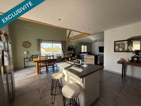 maison familiale récente avec 4 chambres.